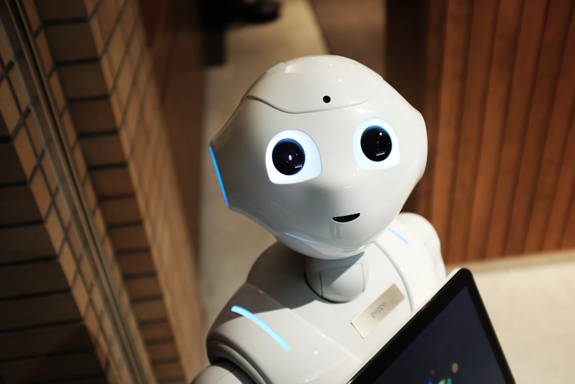Avtonomni humanoidni robot v laboratoriju Cravunio
